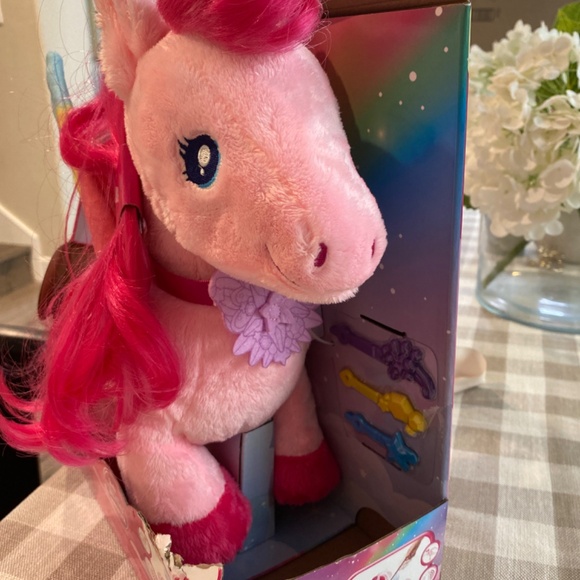 Barbie Walk & Flutter Pegasus - Picture 3 of 3